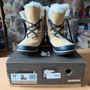 Sorel Tivoli II Beige Insulated Snow Boots Women Size 11